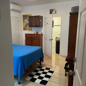 Centrally Located - 5 Habitación en casa particular